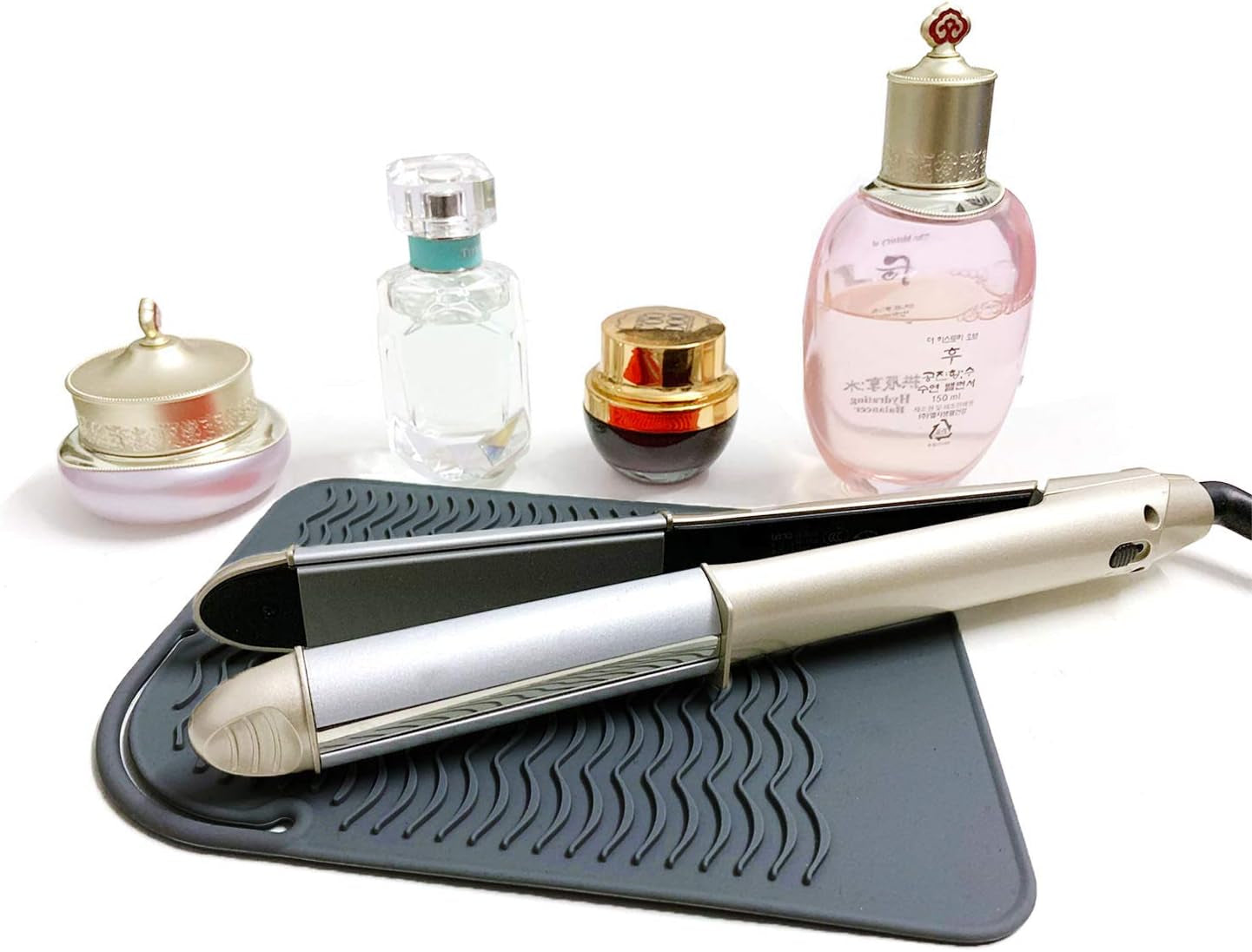 Flat Iron Travel Mat, Curling Iron Counter Protector with Heat Resistant Glove for Curling Irons, Hair Straightener, Flat Irons and Hair Styling Tools, 9” X 6.5”, Black by